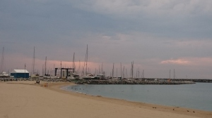Imatge del port de Premià de Mar des de la platja del Bellamar